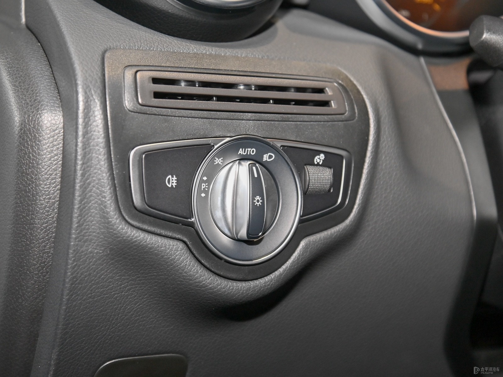 2021款奔馳GLC 260 4MATIC轎跑SUV內(nèi)飾 智能科技與家用電器般的便捷體驗